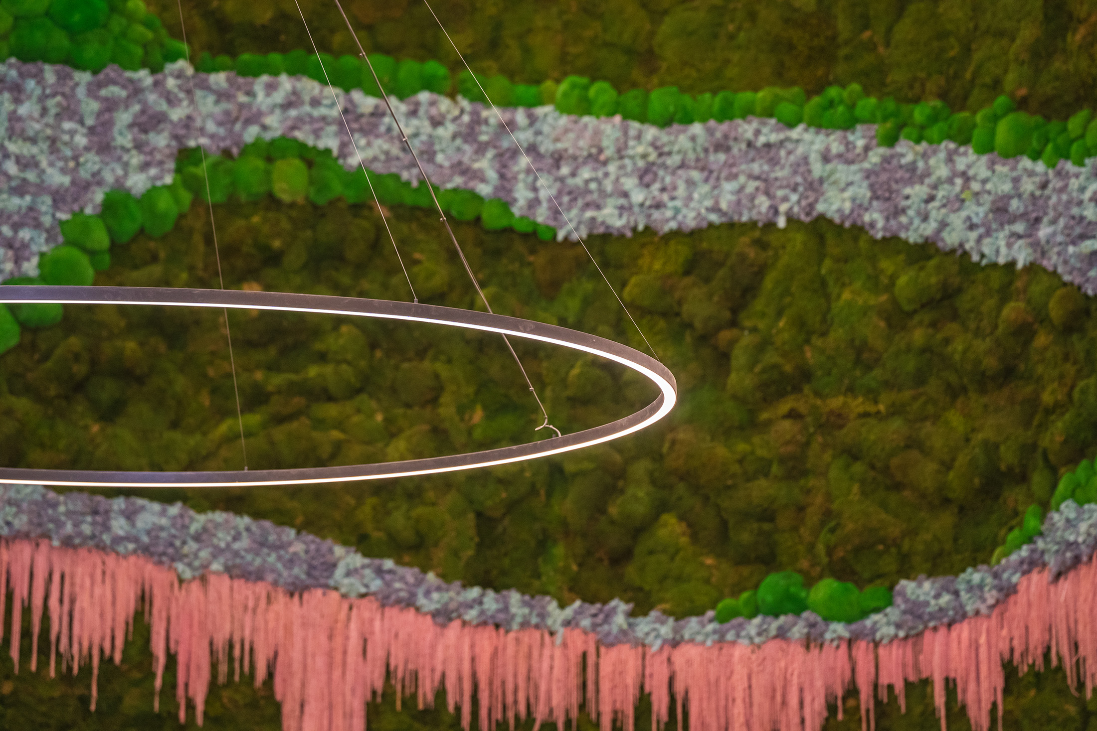 Detalle de la instalación artística y visual proyectada en la zona del ábside